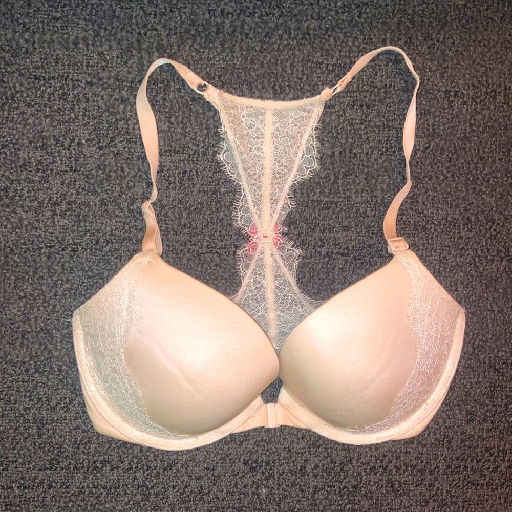 Victoria’s Secret 32DD light pink lace razor back bra